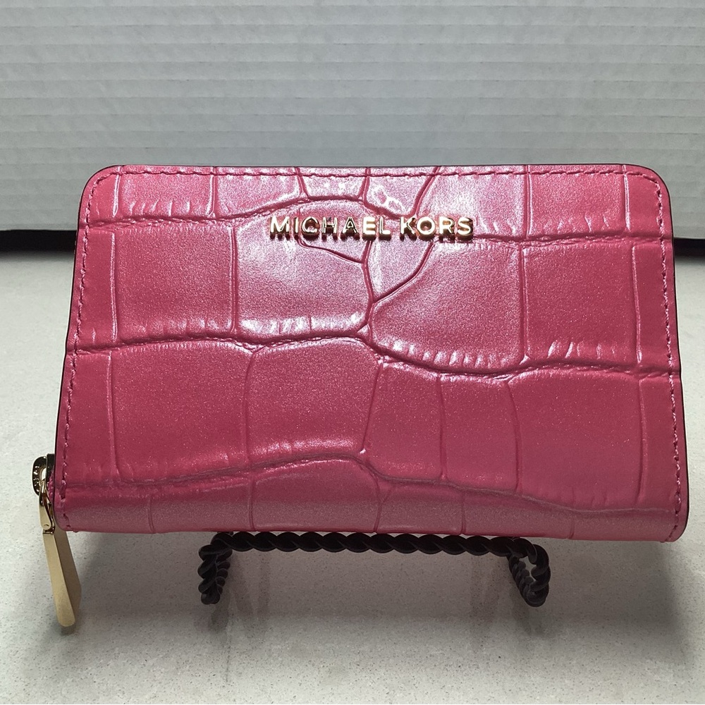 Michael Kors Wallet NWOT in a Pretty Pink - Picture 2 of 9